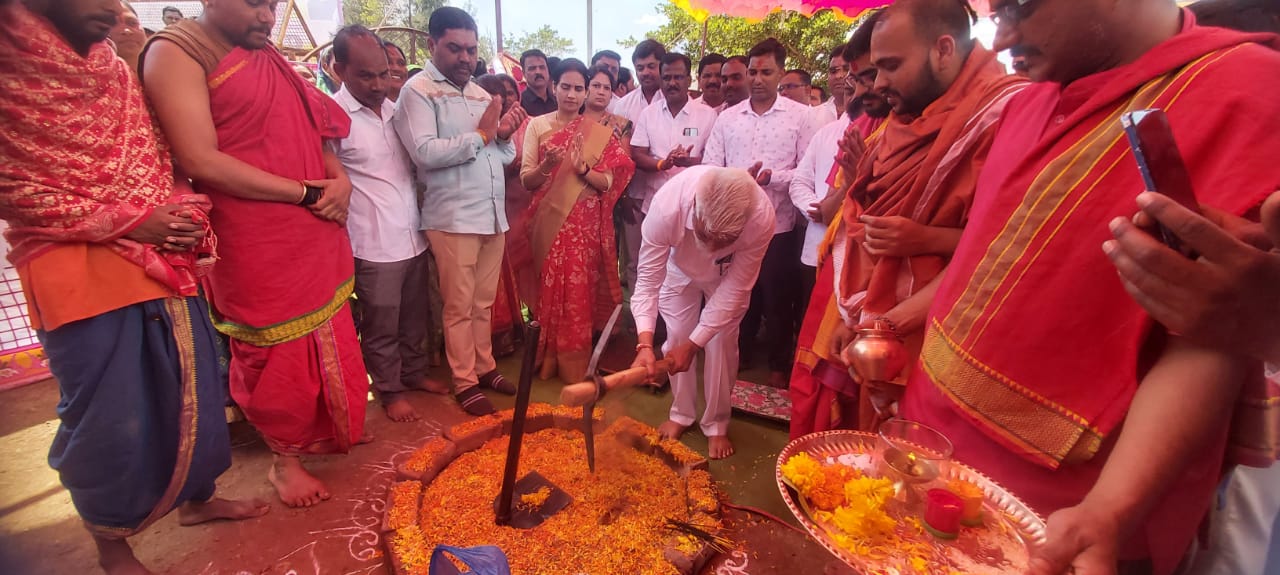जल जीवन मिशन अंतर्गत सप्तशृंगी गडावरती 9 कोटी 43 लाख रुपये कामाचा शुभारंभ केंद्रीय मंत्री भारती पवार यांच्या हस्ते उद्घाटन