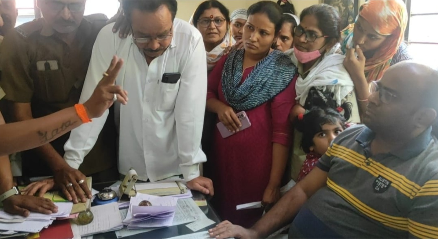 Amalner: बस आगारात आगार प्रमुखाच्या मनमानी कारभारच्या विरोधात एल्गार..!