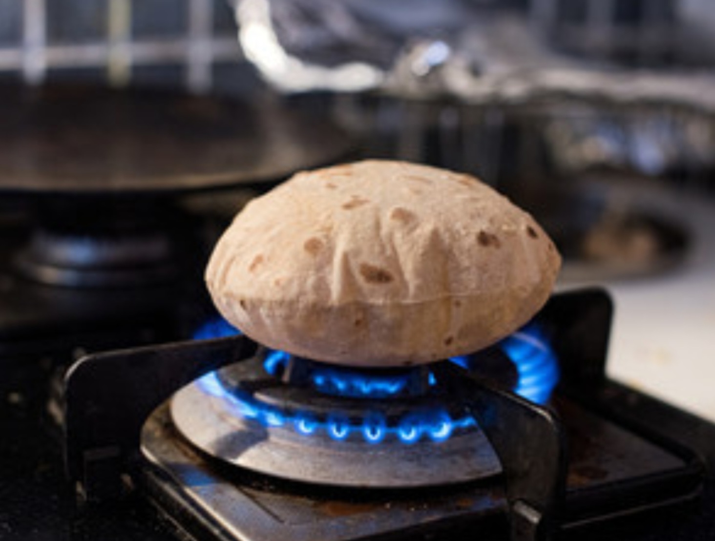 Health: सावधान..! गॅस वर पोळी भाजताय..! आरोग्यास धोकादायक..!