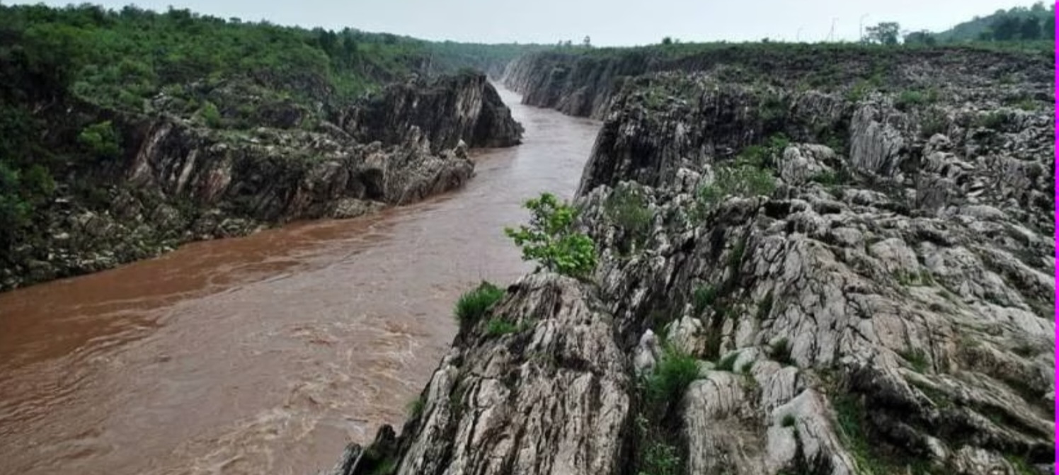 Amazing: जगातील एकमेव आश्चर्य..! तर ही नदी वाहते उलटी... जाणून घ्या शास्त्रीय आणि पौराणिक कारण..!