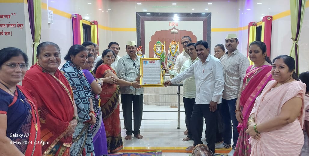 Amalner: परिवारातला सत्कार नेहमीच प्रेरणादायी....एल.जे.चौधरी संत गजानन महाराज मंदिरात सेवापूर्ती सत्कार समारंभ