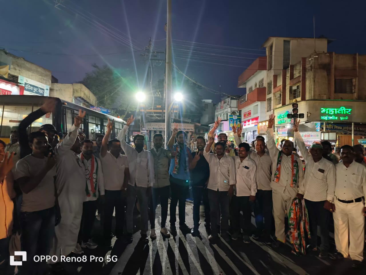 कर्नाटक राज्यात काँग्रेस पक्षाला पूर्ण बहुमत मिळाल्याबद्दल फैजपूर येथे जल्लोष