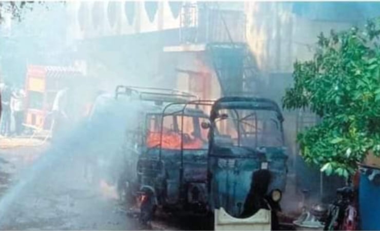 Amalner: पेटत्या ओमनीचा थरार ...!