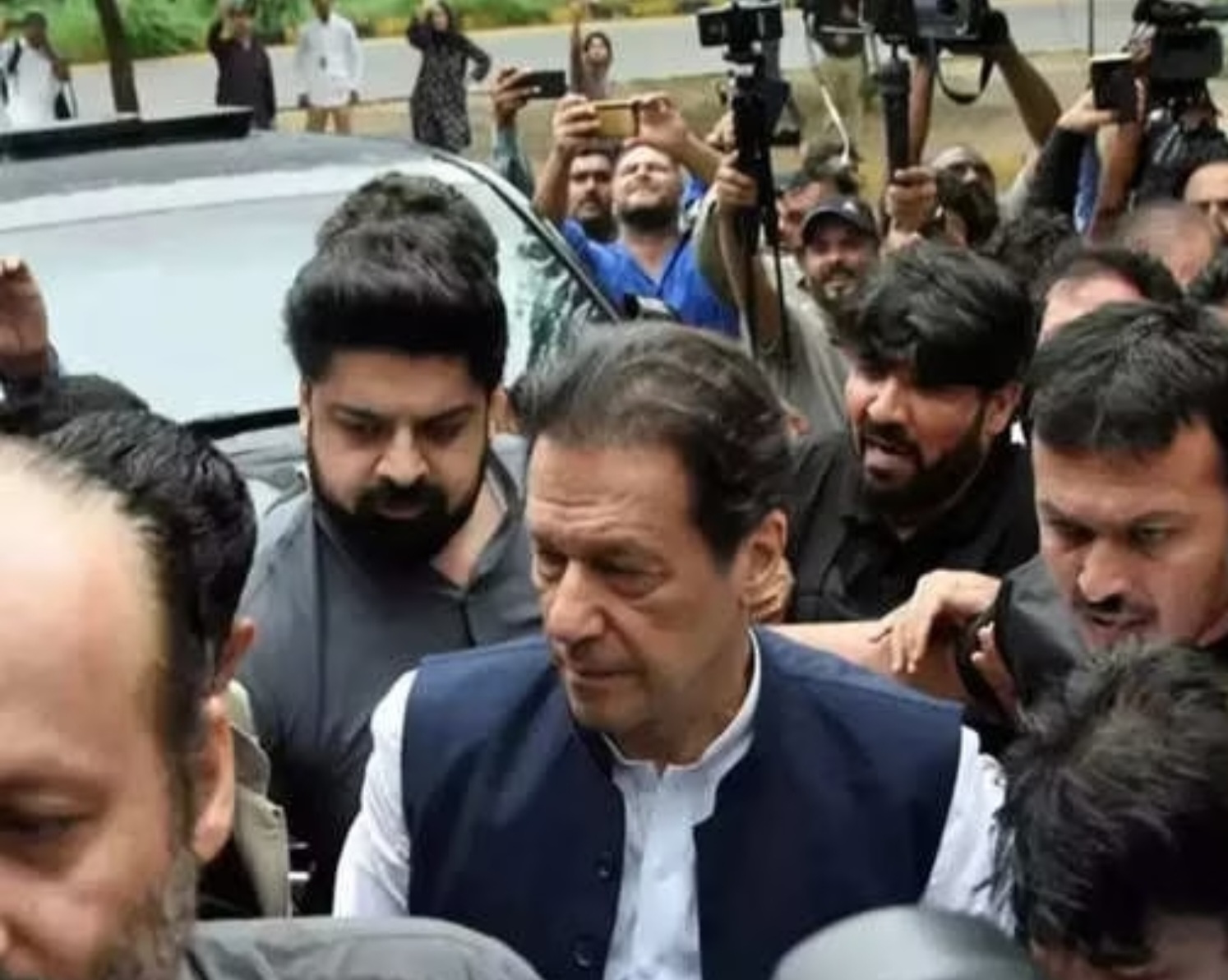 Big Breaking: पाकिस्तानचे माजी पंतप्रधान आणि क्रिकेटपटू इम्रान खान यांना न्यायालयाबाहेरच अटक..!