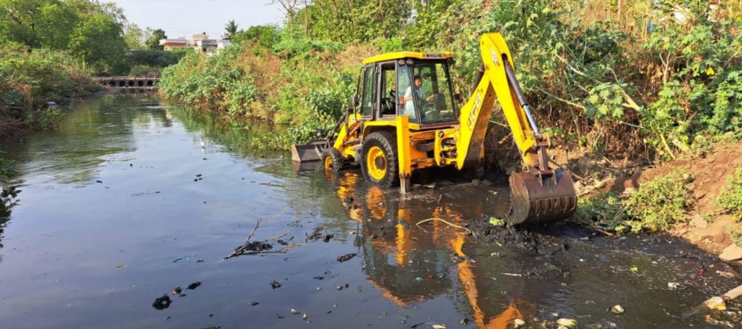 Amalner: पावसाळ्यापूर्वी न प तर्फे नाले सफाई सुरू...
