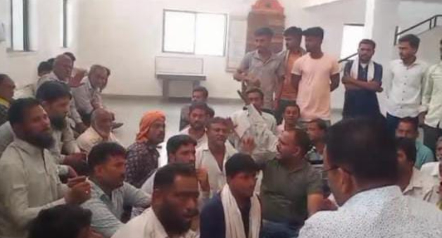 Amalner: अवाजवी वसुली संदर्भात विक्रेत्यांची न प वर धाड..!