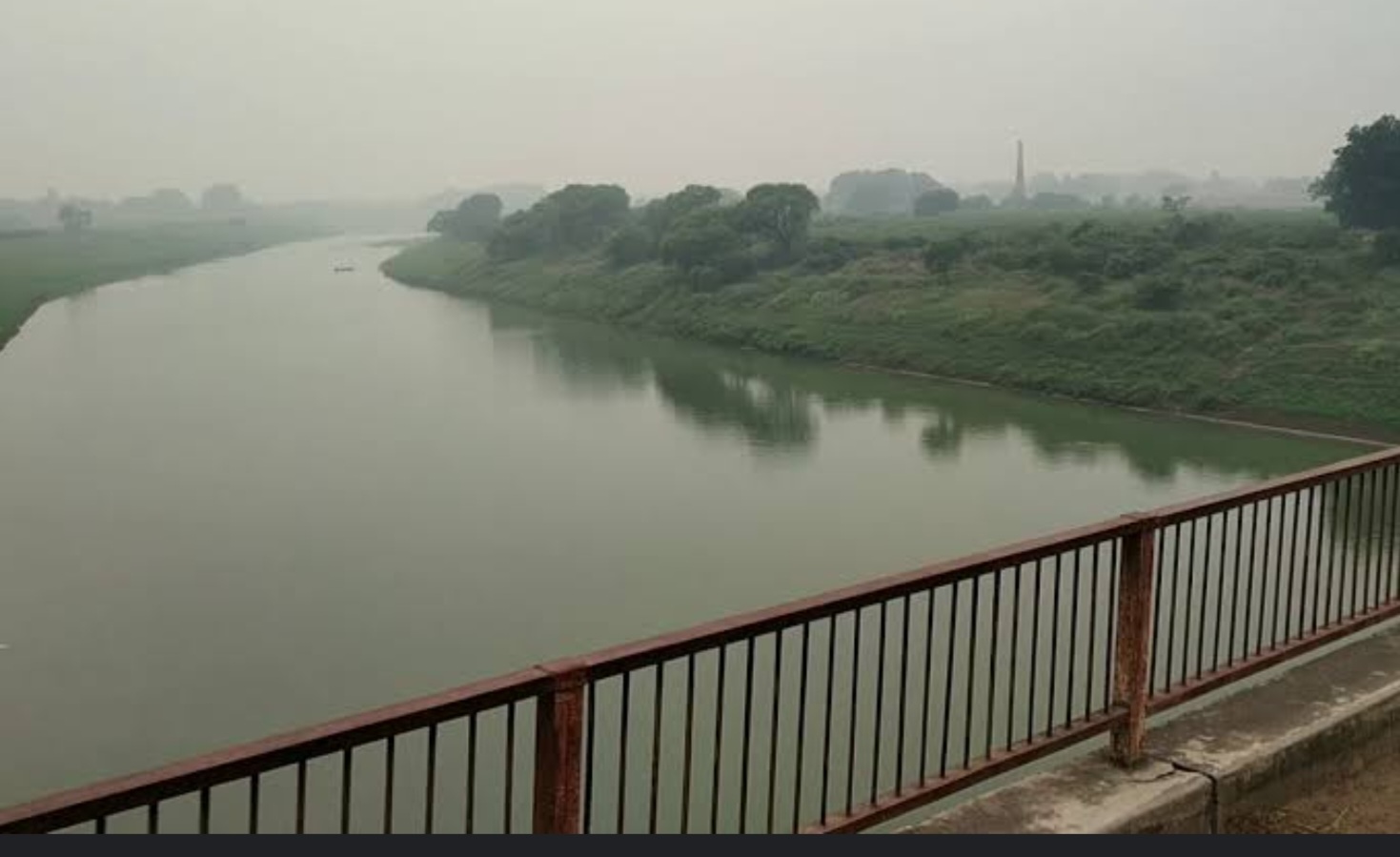 Amazing: पाणी पिणे तर सोडा पण हाथ लावत नाही लोक ह्या नदीला..!