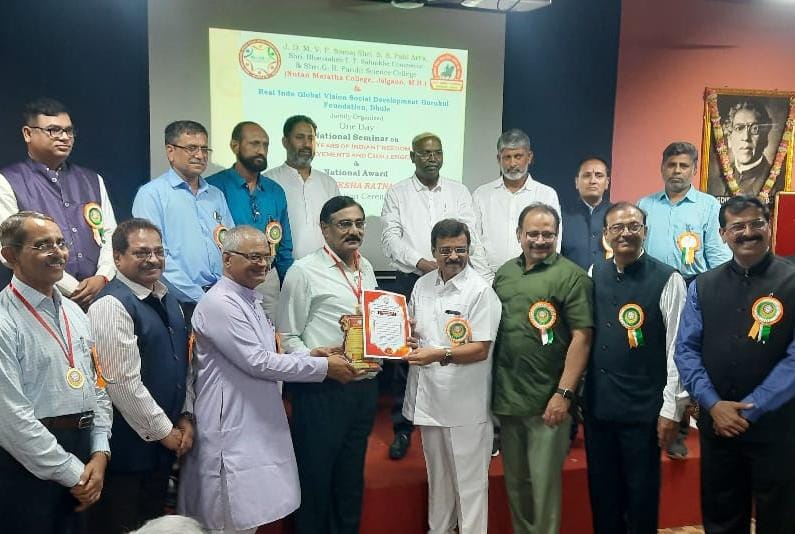 प्राचार्य डॉ. पी आर. चौधरी व प्रा. डॉ.विजय सोनजे यांना राष्ट्रीय शिक्षा रत्न पुरस्कार