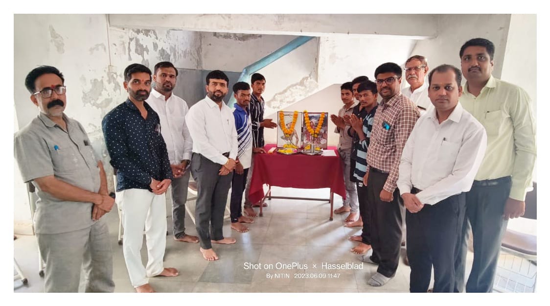 आदिवासी मुलांचे वसतीगृह चांदवड येथे क्रांतीसूर्य बिरसा मुंडा स्मृतिदिन निमित्त अभिवादन