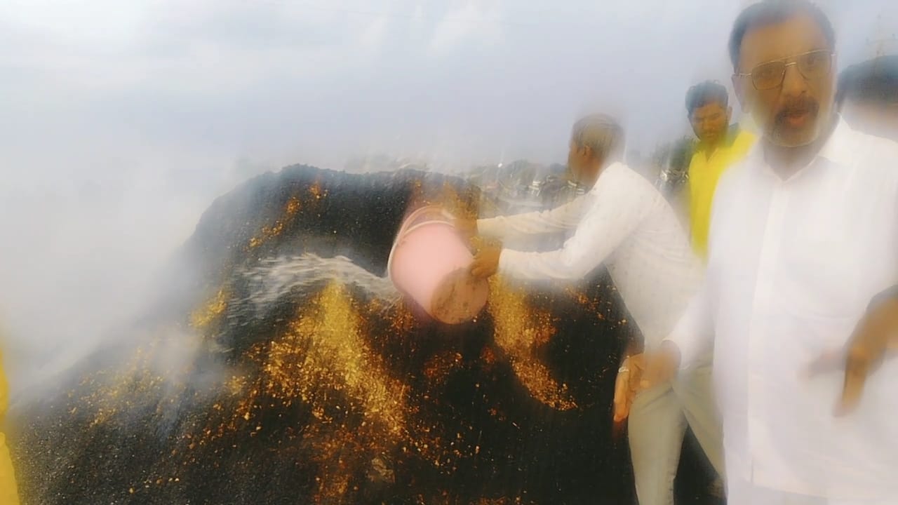 Amalnee: पिंपळकोठे येथे शेतकरी कुटुंबाचे घर गोठा आगीच्या भक्ष्यस्थानी...आपच्या पदाधिकार्यांनी केली नुकसान भरपाईची मागणी...