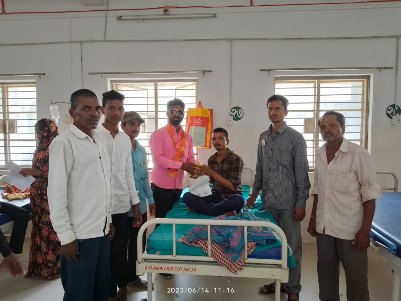 Amalner: मनसे अध्यक्ष राज ठाकरे यांच्या वाढदिवसानिमित्त अमळनेर मनसे शाखे तर्फे ग्रामीण रुग्णालयात फळ वाटप...