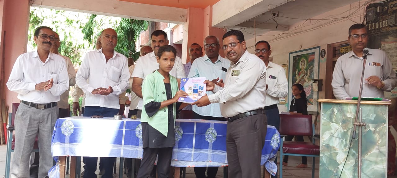 सवाद्य औक्षणासह पुष्प वर्षाव करून शाळा प्रवेशोत्सव साजरा...