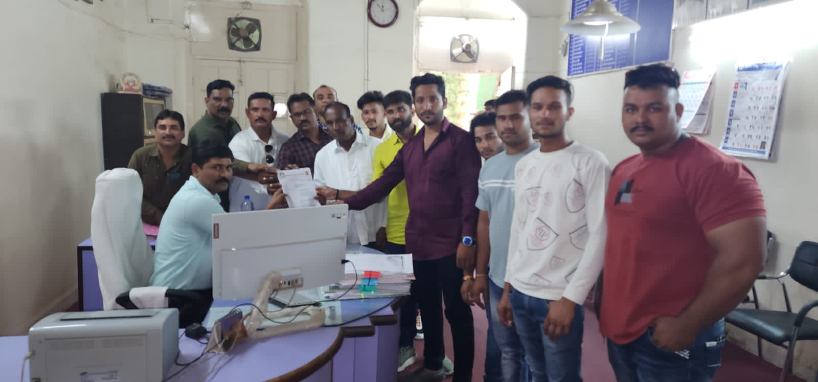 Amalner:कंजरभाट समाजाचे शासकीय अडचणी सोडविण्याा संदर्भात उपविभागीय अधिकारी यांना निवेदन