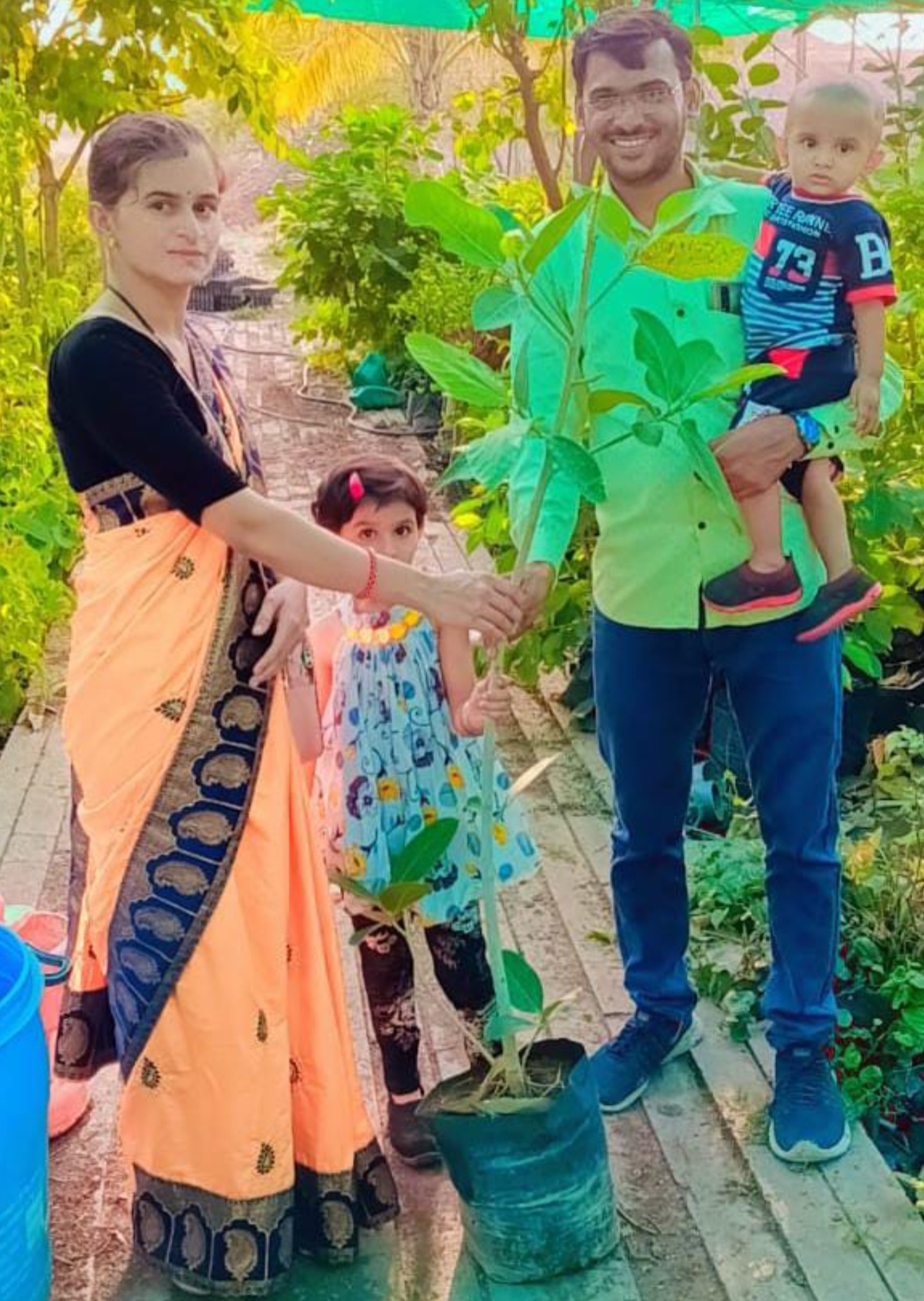 Amalner: पर्यावरण दिनानिमित्त व वड सावित्री पौर्णिमे निमित्त वडाची रोपे लावून गोपाळ बडगुजर यांनी सपत्नीक दिला पर्यावरण बचाव चा संदेश...