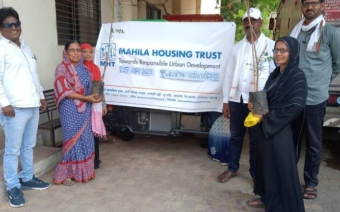 Amalner: महिला हाउसिंग ट्रस्ट तर्फे पर्यावरणदिनानिमित वृक्षारोपण व जनजागृती कार्यक्रम संपन्न