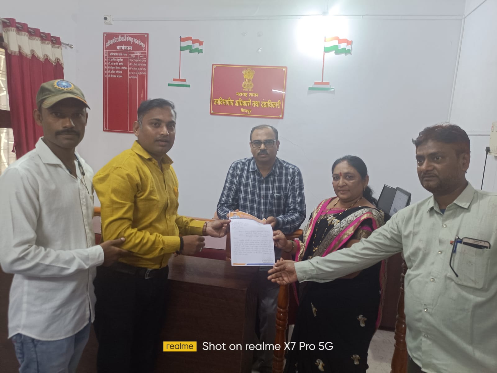 फैजपूर नगरपरिषदेला कायम स्वरूपी मुख्याधिकारी मिळावा फैजपूरचे प्रांताधिकारी कैलास कडलक यांना निवेदन