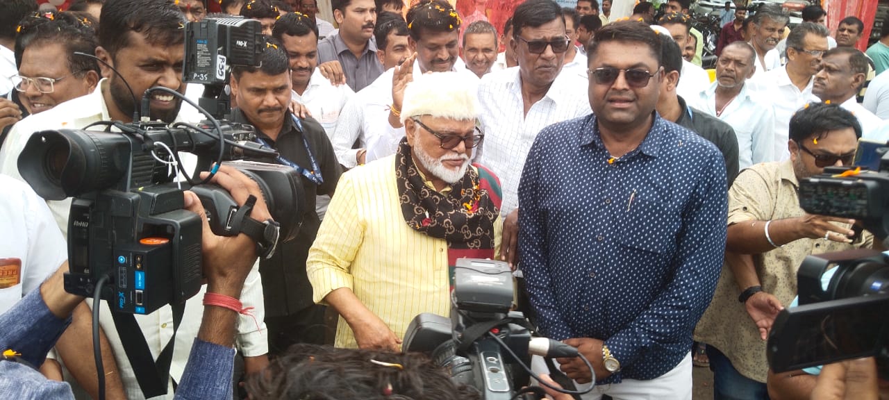 नाशिक जिल्ह्यात जानोरी नासिक एअरपोर्ट येथे नामदार छगनराव भुजबळांचे ढोलताशे व फुलांची उधळण करत जोरदार स्वागत पवनसुत क्रुषि केंद्र उद्घाटन