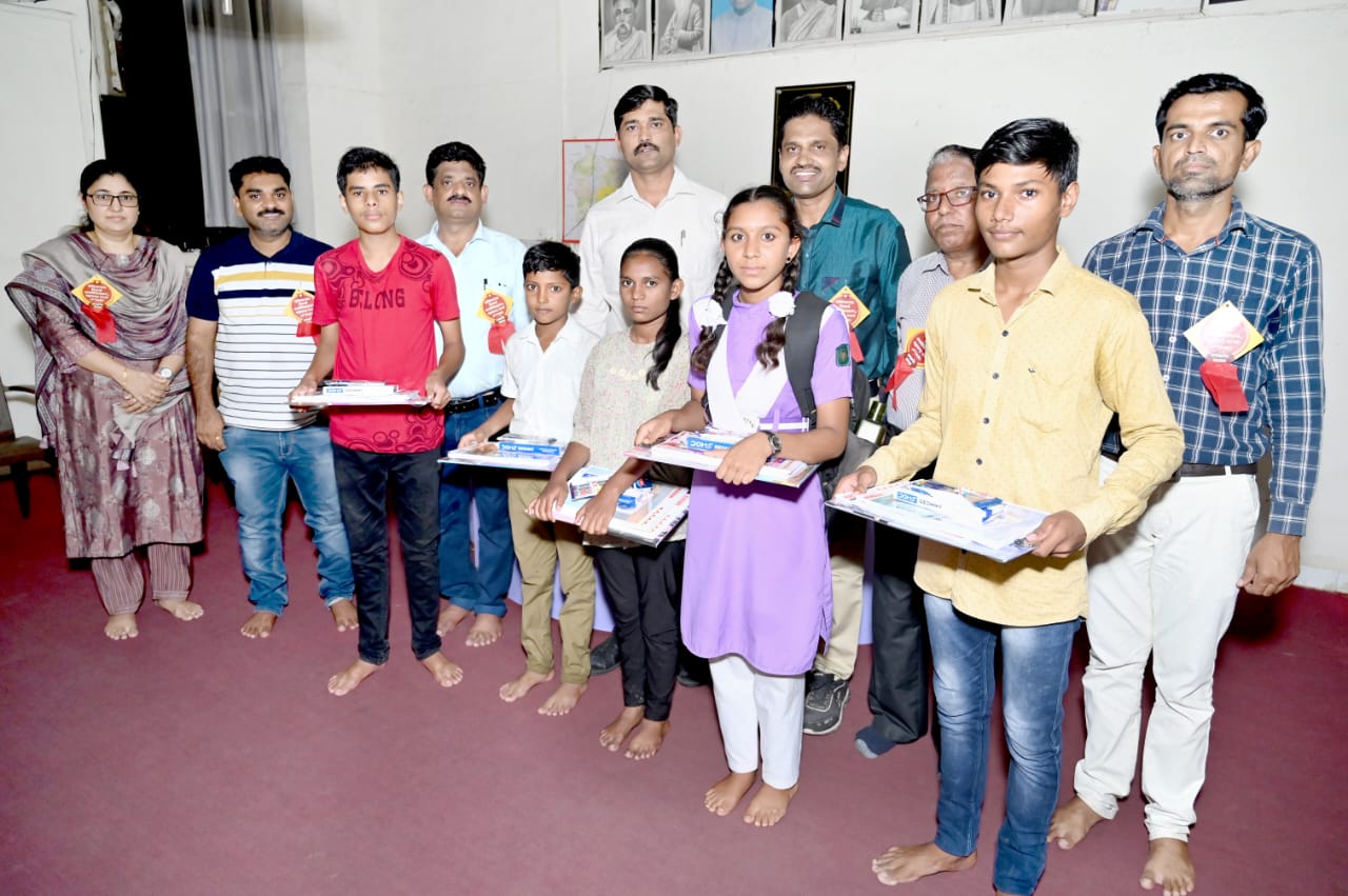 Amalner: 5 गरजू,होतकरू व गरीब विद्यार्थ्यांना-अमळनेर क्लासेस संघटनेने(PTA)घेतले दत्तक