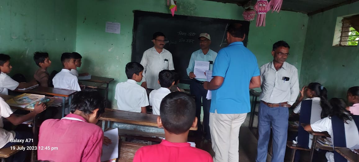 Amalner: देवगांव देवळी हायस्कूलला निपूण चाचणी परीक्षा संदर्भात गटशिक्षणाधिकारी विश्वासराव पाटील यांची भेट..