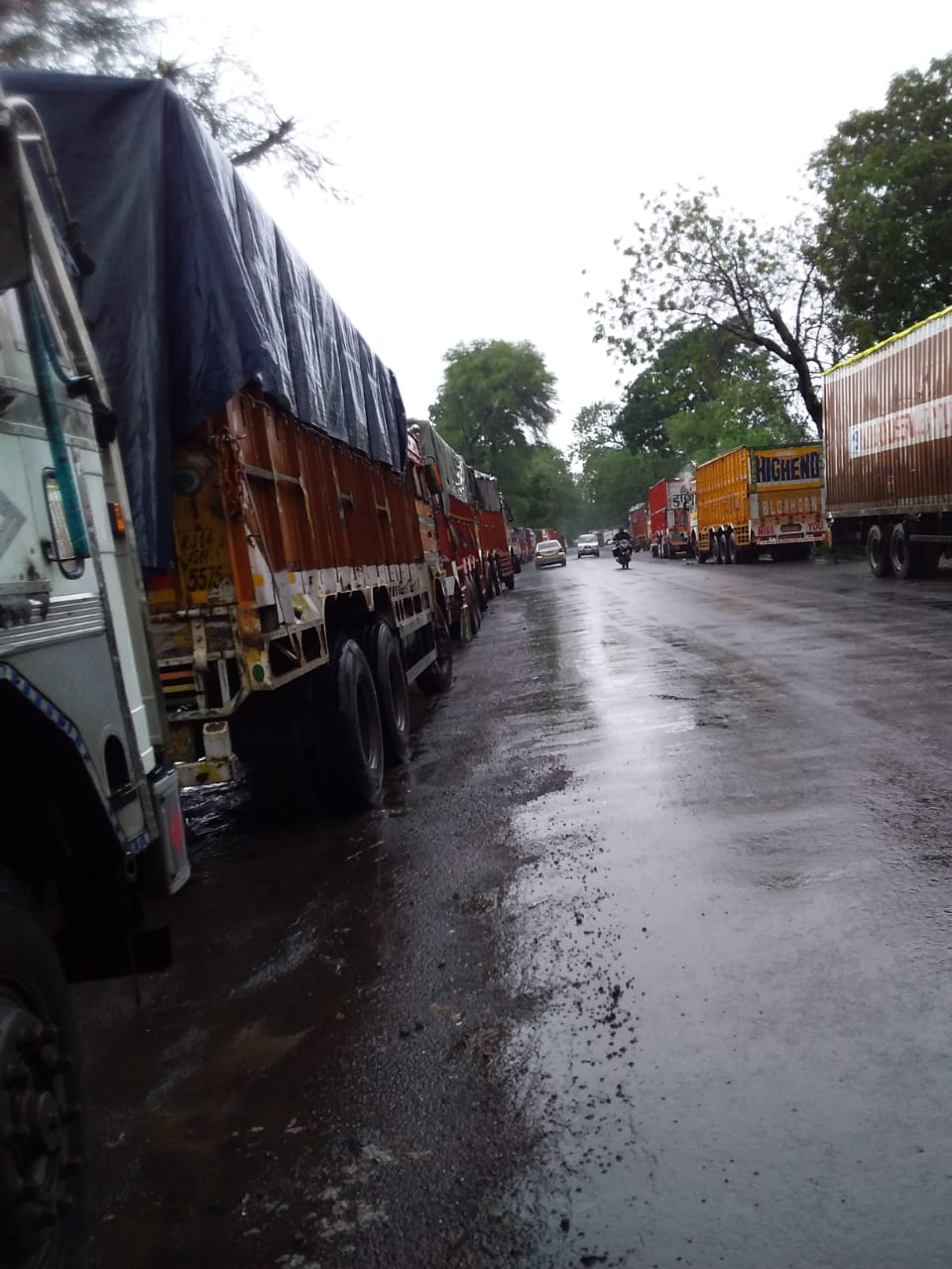 सावदा- फैजपूर रस्त्याच्या दुतर्फा उभ्या असलेल्या ट्रक्स मुळे वाहतुकीची कोंडी