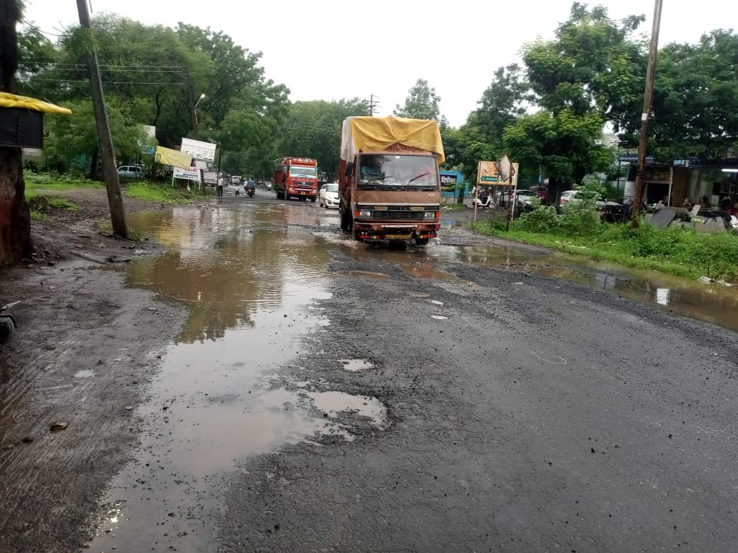 सावदा येथील सार्वजनीक बांधकाम उपविभाग उठले जीवावर?