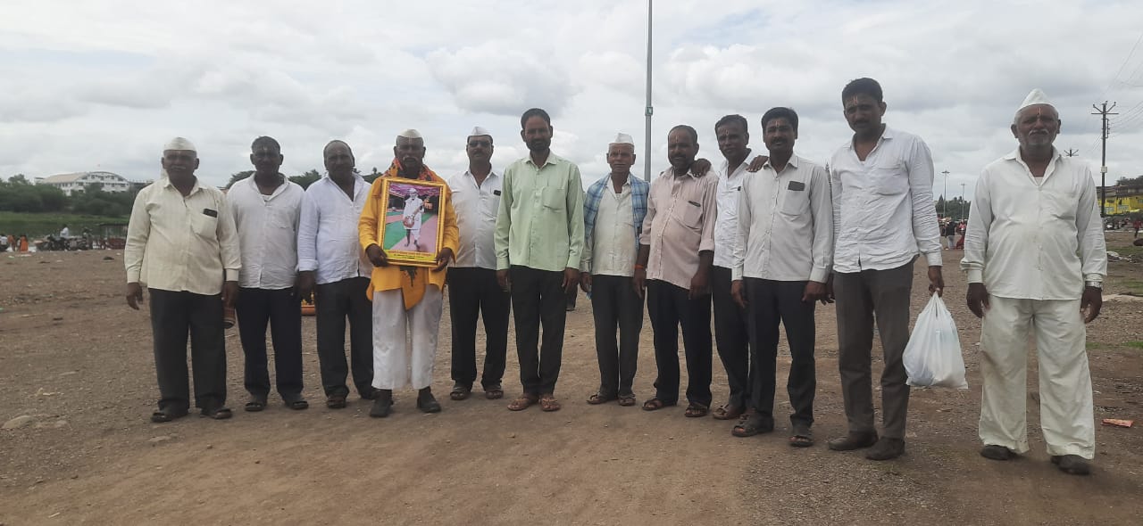 ब्रह्मचाराचा मृत्यूनंतर गावाने केले अंतिम संस्कार व सर्व धार्मिक विधी.