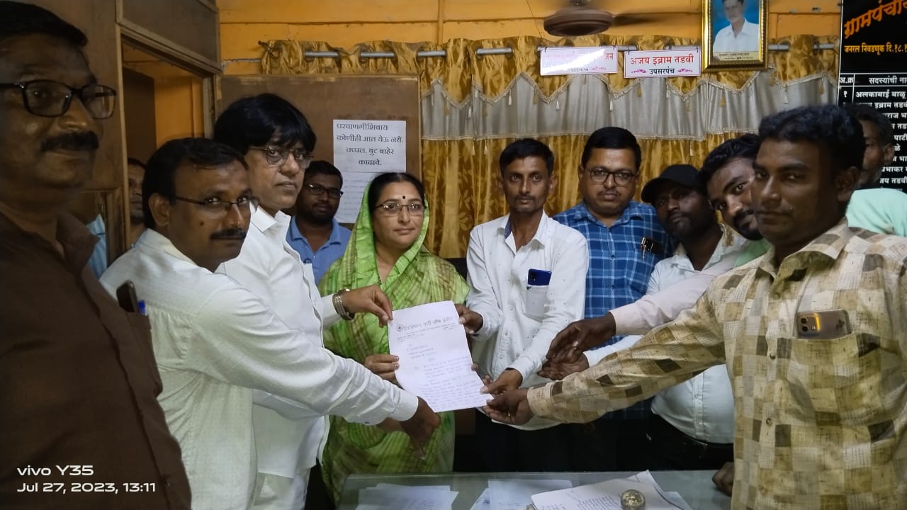 रिपब्लीकन पार्टी चा मोठे वाघोदा ग्रामपंचायतीवर मोर्चा अतिक्रमित जागा नांवे लावण्याची मागणी