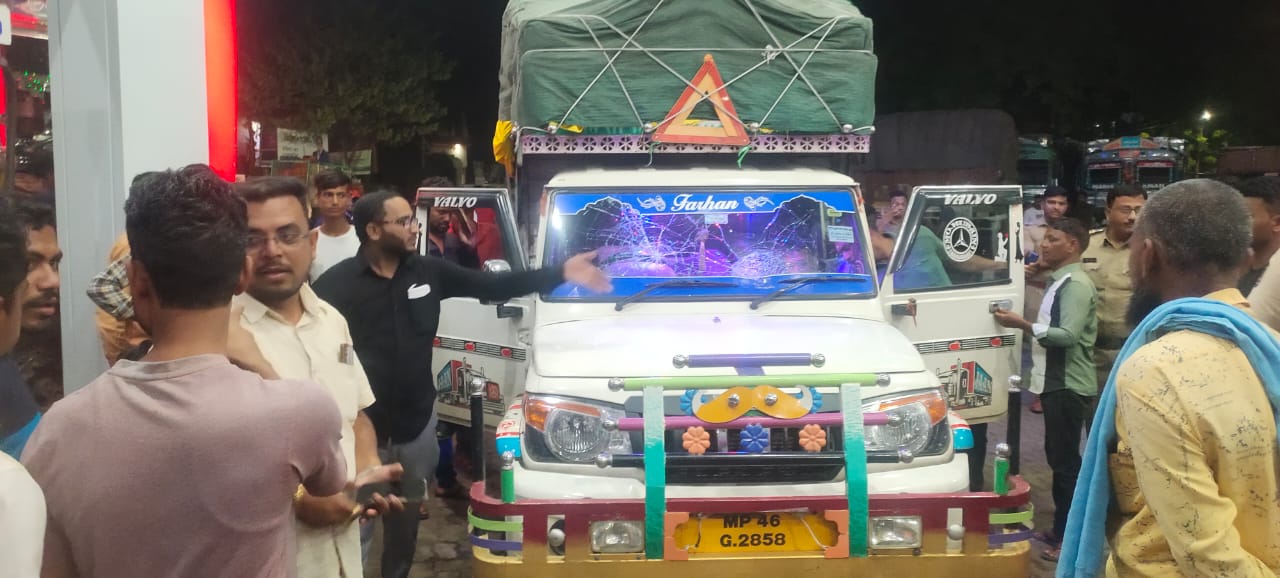 वाहनात गोवंश असल्याचा संशयावरुन दोघांना मारहाण:सावदा शहराची शांततेला गालबोट?