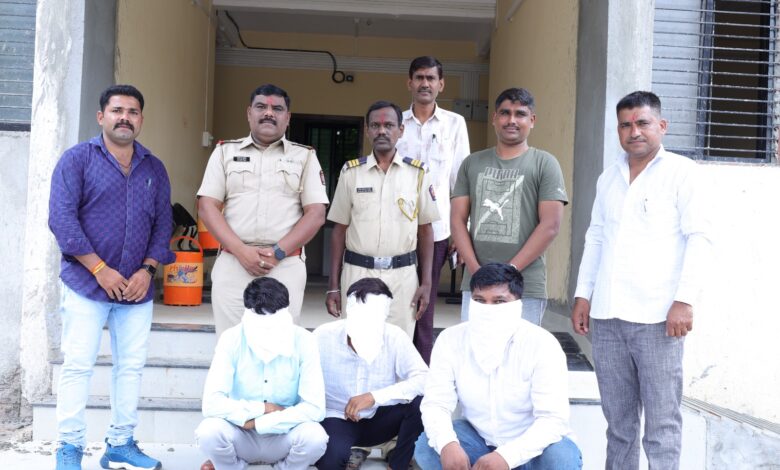 "तोतया पत्रकार "आणि "झिरो पोलीस" यांना मालगाडी चालकाकडून हप्ते वसुली करताना चकलंबा पोलिसांनी रंगेहाथ पकडले!