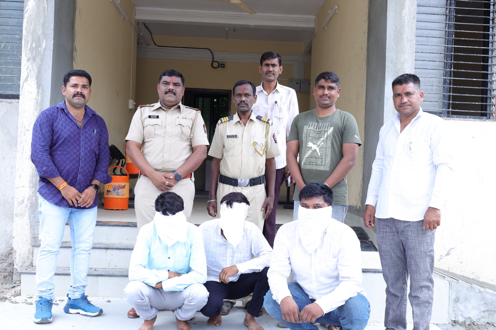 "तोतया पत्रकार "आणि "झिरो पोलीस" यांना मालगाडी चालकाकडून हप्ते वसुली करताना चकलंबा पोलिसांनी रंगेहाथ पकडले!