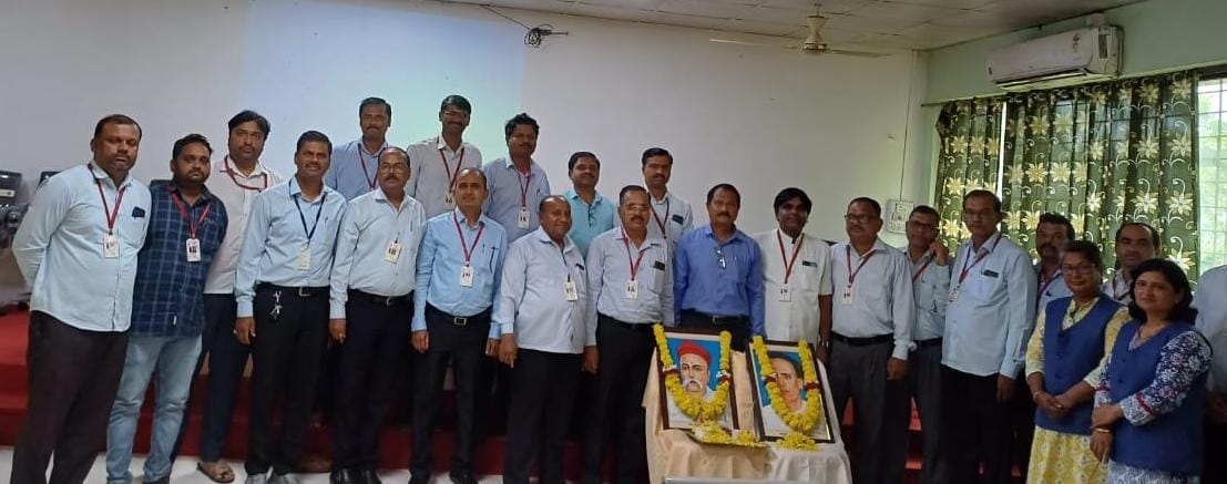 इंदापूर महाविद्यालयात लोकशाहीर अण्णा भाऊ साठे आणि लोकमान्य टिळक यांना अभिवादन