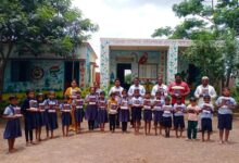 वनगळीत शालेय विद्यार्थ्यांना मोफत वह्याचे वाटप