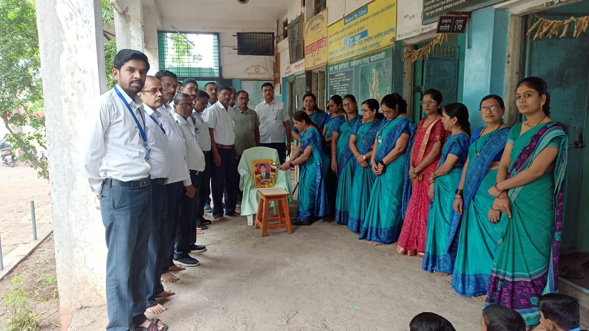 स्व.विपुल बोरोले यांच्या जयंतीनिमित्त विद्यार्थ्याना खाऊ वाटप