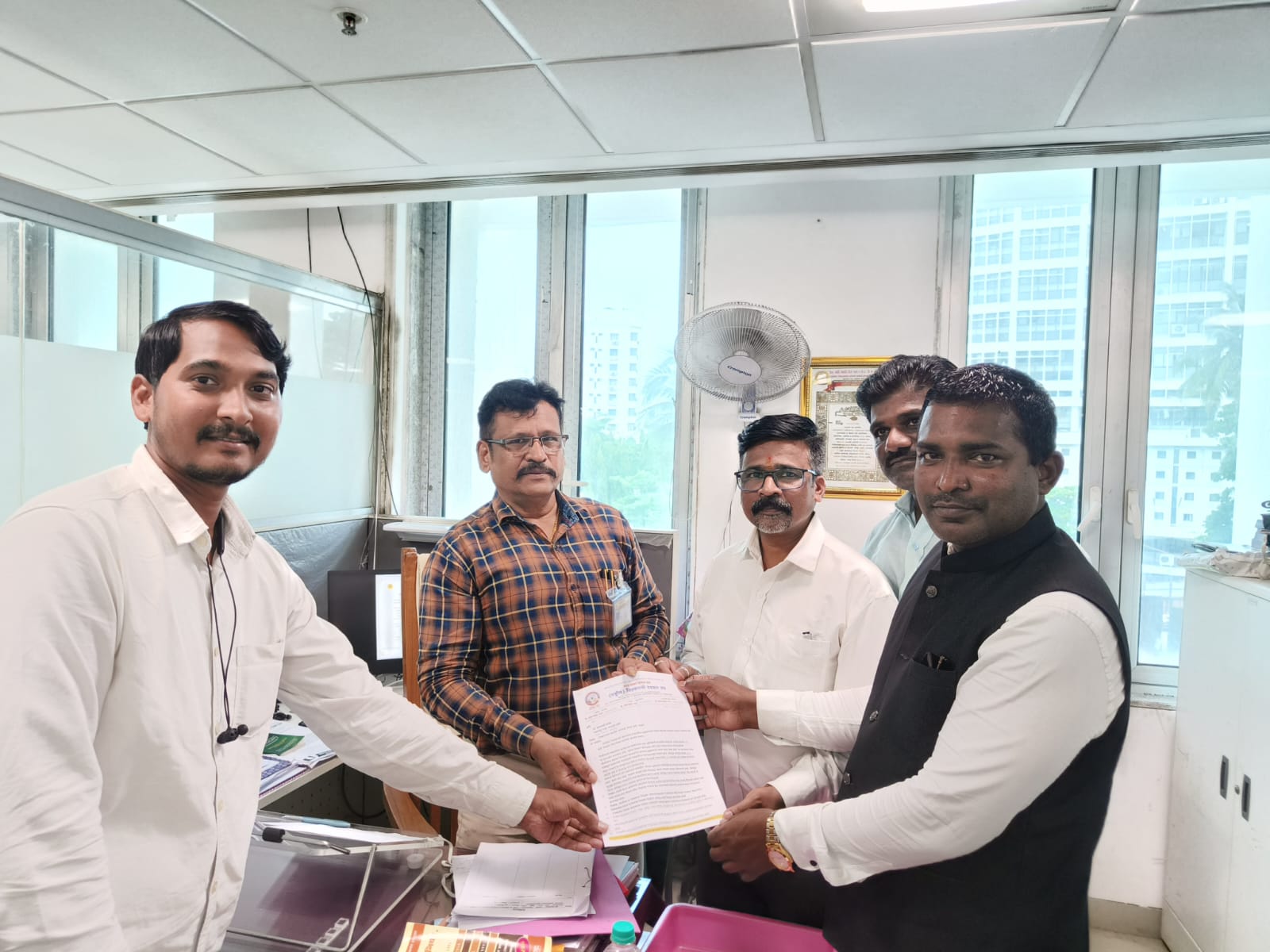 पत्रकारांच्या विविध मागण्यांसाठी राष्ट्रीय विश्‍वगामी पत्रकार संघाचा राष्ट्रीय अध्यक्ष संतोष निकम यांच्या नेतृत्वाखाली विधानभवनावर धडक मोर्चा