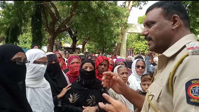 Breaking: मास्तरांसह संस्था चालकाला अटक करा... म्हणत सावदा पोलिस ठाण्यात संतप्त महिलांचा मोर्चा!