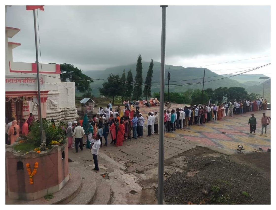 चांदवडला श्रीक्षेत्र चंद्रेश्वरगड येथे प्रथम श्रावणी सोमवार संध्या-आरतीत भाविक -भक्तांची उदंड गर्दी