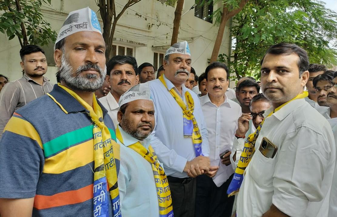 Jalgaon Live: चहार्डी गावाला पूर्णवेळ ग्रामसेवक मिळावा या संदर्भात ग्राम विकास मंत्री गिरीश भाऊ महाजन यांना जळगाव जिल्हा आम आदमी पार्टीचे मागणी