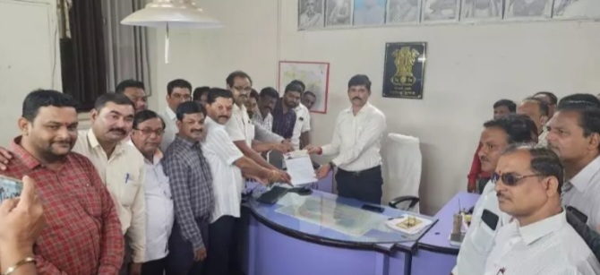 Amalner: समता परिषदे माळी समाज महासंघ क्रांतिज्योती सावित्रीबाई फुले महिला मंडळ तर्फे वाचाळवीर भिडे च्या निषेधार्थ निवेदन