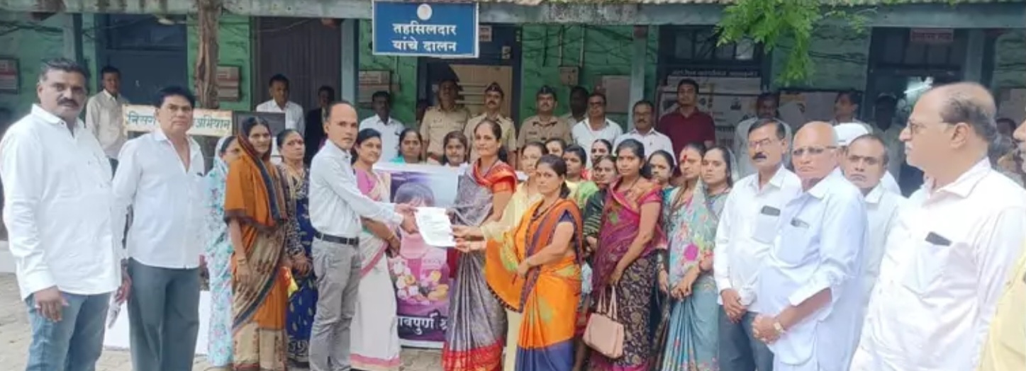 Amalner: भडगाव येथील चिमुकली वर अन्याय करून खून करणाऱ्या आरोपीला फाशीची शिक्षा करा.. मराठा समाज महिलांचे तहसीलदारांना निवेदन