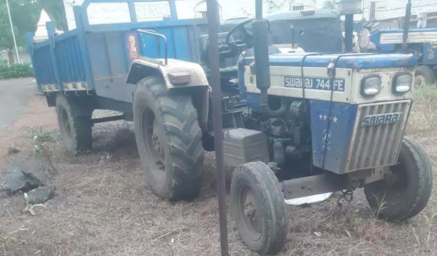 Amalner: जैतपिर येथे अवैध वाळू वाहतूक करणारे ट्रॅक्टर जप्त...