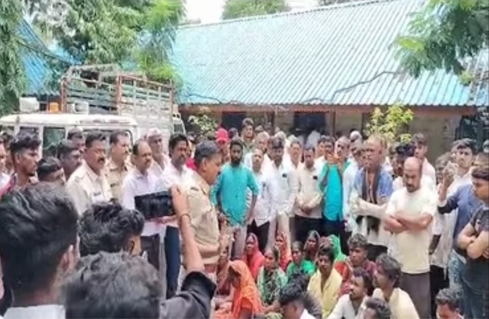 Jalgaon Live: संतापजनक..! पारोळ्यात नदीपात्रात नैसर्गिक विधी साठी गेलेल्या अल्पवयीन मुलीवर लैंगिक अत्याचार.. डोक्यात दगड घालून ठार मारण्याचा प्रयत्न....