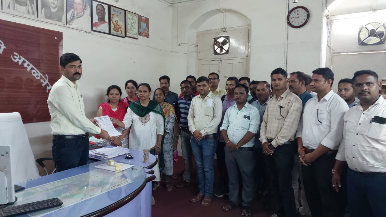 Amalner: यावल येथील महीला मंडळ अधिकारी यांच्यावर वाळू माफ़ियांनी केलेल्या भ्याड प्राण घातक हल्ल्या विरोधात तलाठी संघटनेचे काम बंद आंदोलन...