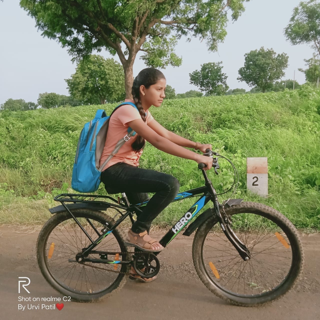 Amalner: कहाणी जिद्दीची..सायकल प्रवास...कष्टाचे शिक्षण...व इ.10वी-तिन्ही शाळेतून इंग्लिश विषयात सर्वप्रथम.