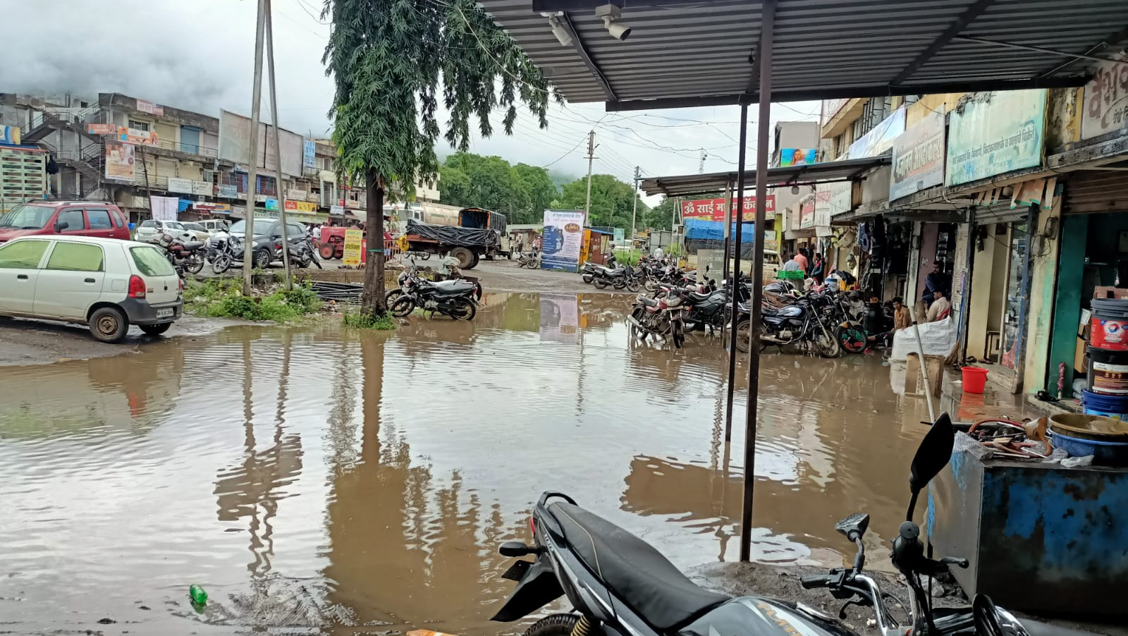 चांदवडला पहिल्याच पावसात मार्केटच्या गाळ्यांसमोर तलाव