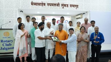 Jalgaon Live: बासरी वादक योगेश पाटील रोटरी क्लब तर्फे सन्मानित..