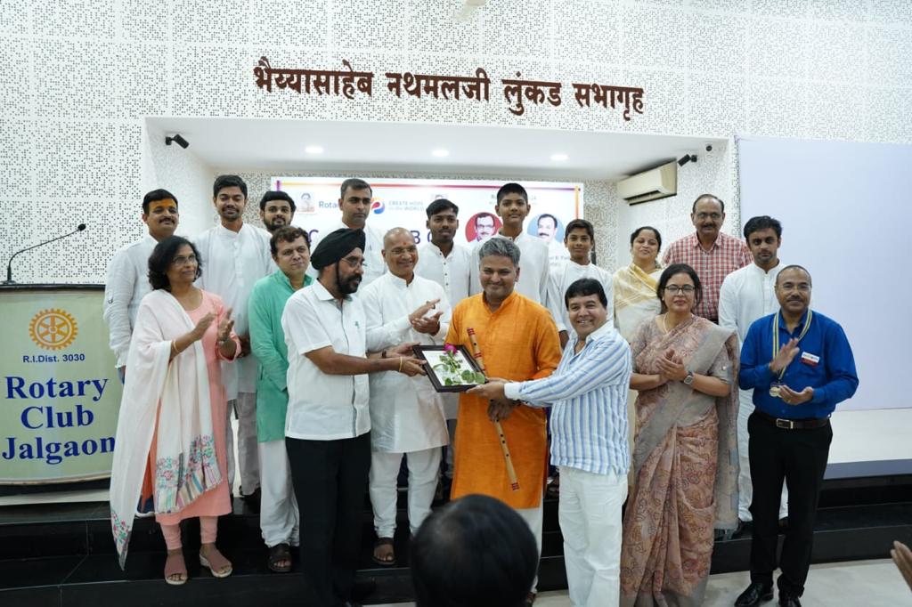 Jalgaon Live: बासरी वादक योगेश पाटील रोटरी क्लब तर्फे सन्मानित..