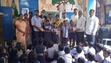 चांदवडला गोरगरीब मुलांना वह्या,पेन वाटप