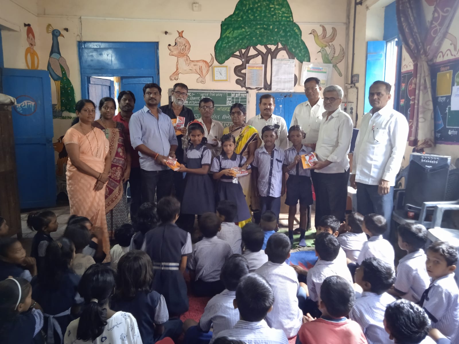 चांदवडला गोरगरीब मुलांना वह्या,पेन वाटप