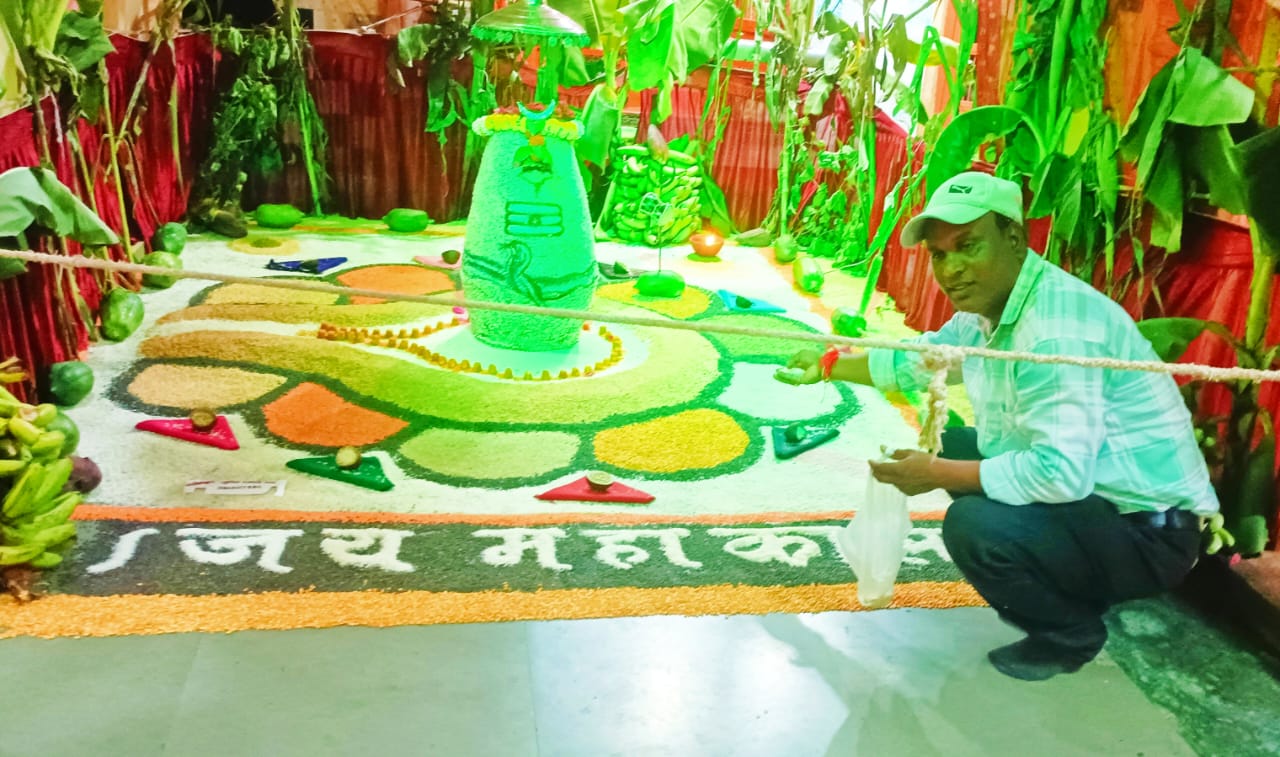 Jalgaon Live: जळगाव शहरात पहिल्यांदा रांगोळीकार सुनील दाभाडे यांनी साकारले महादेवाचे सप्त धान्यापासून महाकलेश्वर चे शिवलिंग
