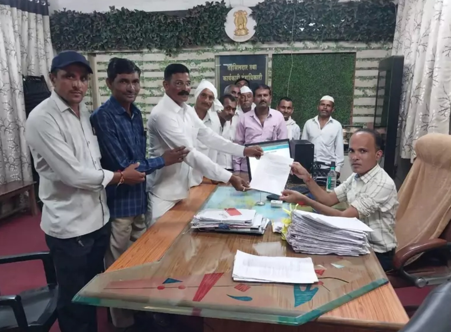 Amalner: पावसाला खंड.. तालुक्यात दुष्काळ जाहीर करावा शेतकऱ्यांची निवेदनाद्वारे मागणी..